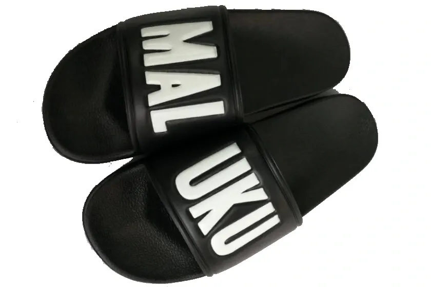 badslippers-met-vaste-band-met-logo.webp
